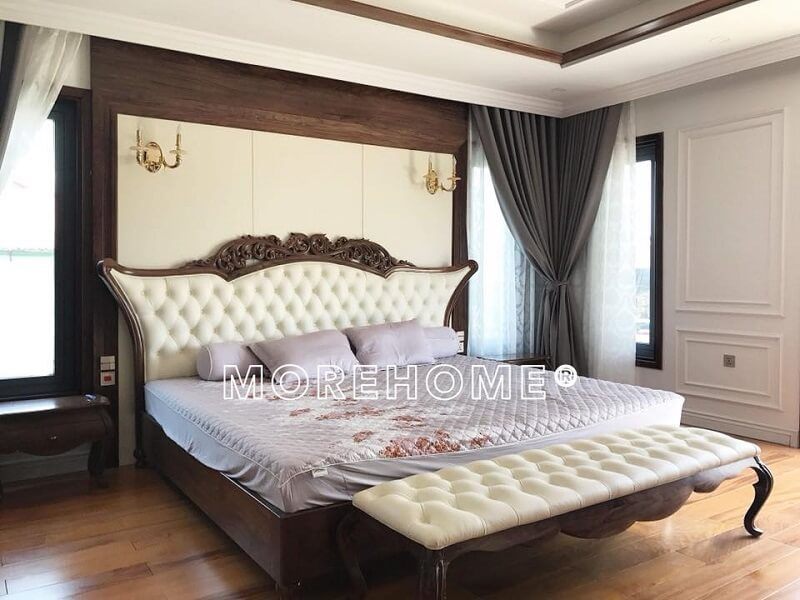 Mẫu giường ngủ óc chó đem lại vẻ đẹp sang trọng cho căn phòng ngủ của gia đình bạn với phần đầu giường bọc da đầu giường theo kiểu điệu đẹp mắt.